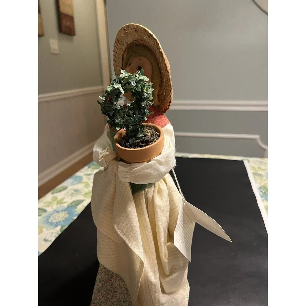 Byers Choice Carolers Williamsburg Colonial Woman Lady Topiary 2004 ~ 13” Tall